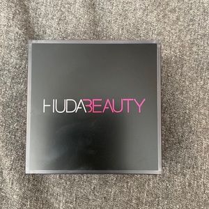 Huda Beauty Cherry Blossom Easy Bake Loose baking and setting powder